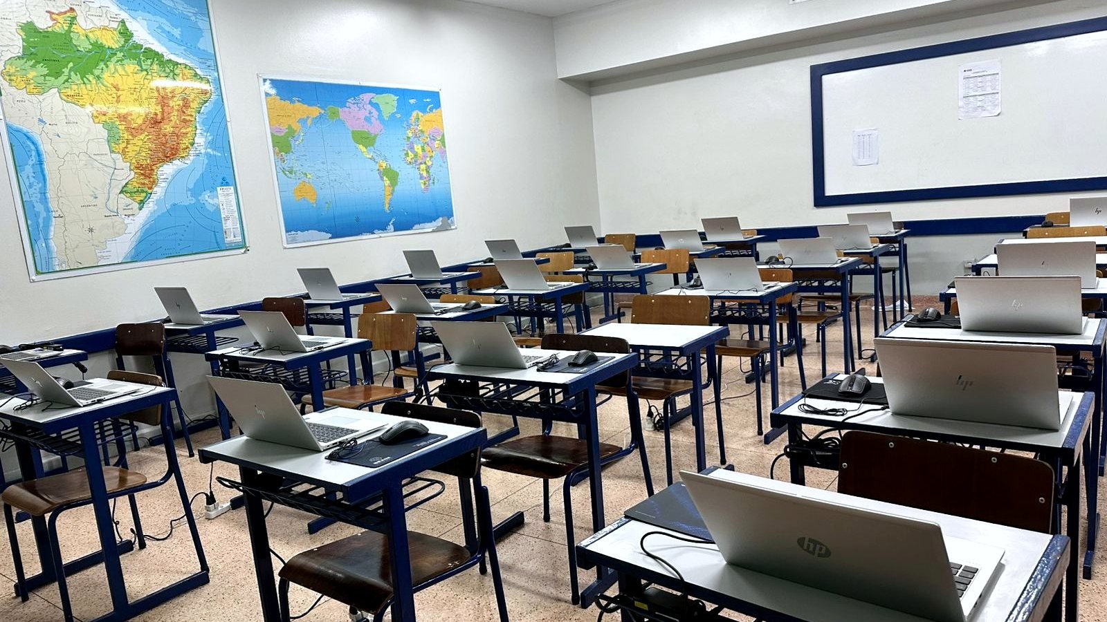 Estações organizadas em ambiente de capacitação.